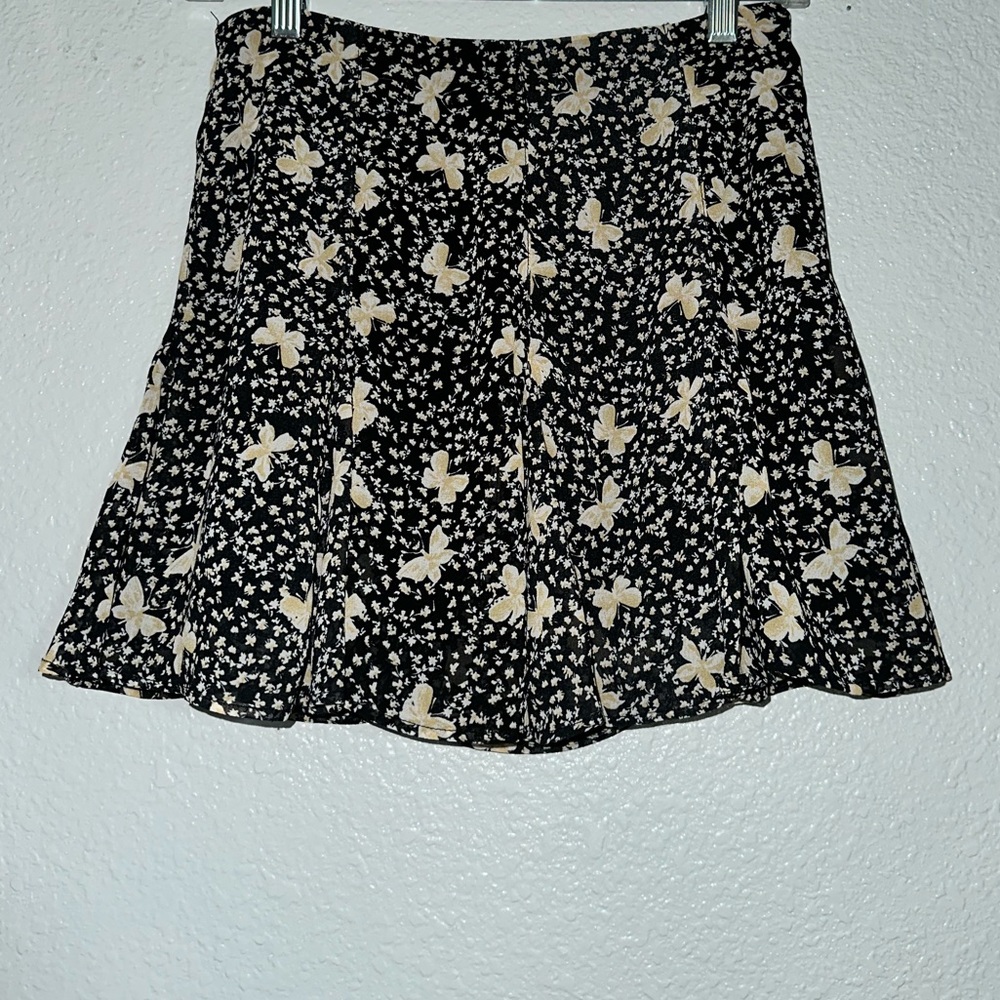 It’s from forever 21. Size small. It’s a mini skirt. It’s black, white, cream.